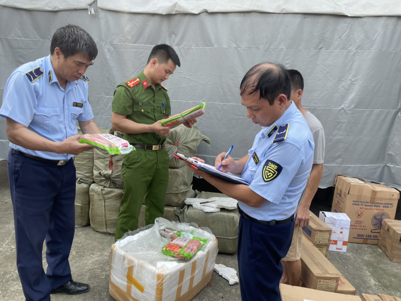 Bắt xe tải chở thực phẩm nhập lậu từ Hà Nội lên Lạng Sơn tiêu thụ
